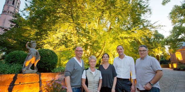 Sascha Kaiser (Geschäftsführer der Nibelungen-Festspiele), Unternehmerin Ilse Lang, Petra Simon (Künstlerische Betriebsdirektorin der Nibelungen-Festspiele), Thomas Müllers (Firmengründer LemTec Innova) und Patrick Gagneur (Technischer Koordinator der Nibelungen-Festspiele; v.l.) präsentieren das neue Lichtkonzept. Foto: Bernward Bertram