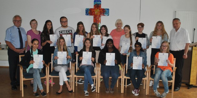 Große Freude herrschte bei den jungen Teilnehmern des Projektes „Old meets Young" angesichts der durch Dr. Helmut Kaupe (l.) und Günther Schwering, Leiter des Alten- und Pflegeheimes Sankt Elisabeth, überreichten Zertifikate. Foto: Benjamin Kloos