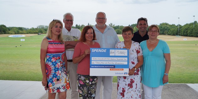 Scheckübergabe im Rahmen der Siegerehrung der 'Golftrophy' der Rotarier und Lions an die Caritas: Organisatorin Simone Weyand, die erfolgreichen Golfer Erwin Weyand und Jutta Frödert, Adam Herbert (Rotary Club Lampertheim), Annette Wilke-Hanf (Leiterin des Gem.psych. Zentrums),  Hermann Hofmann (Lions Club Lampertheim) und Dorthe Blechschmidt von der caritativen Einrichtung (v.l.). Foto: Sigrid Samson
