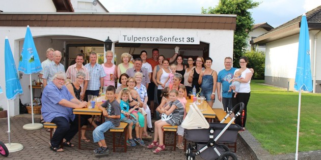 Freundschaft verbindet: Mittlerweile 16 Familien aus der Tulpen- und Meymacstraße in Hofheim feiern seit 25 Jahren das Tulpenstraßenfest. Foto: oh