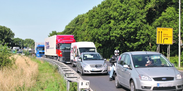 Besonders im Berufsverkehr sorgen die Bauarbeiten an der B 47 in und um Rosengarten für lange Staus. Foto: Benjamin Kloos
