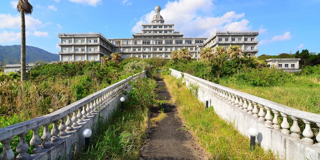 Die Fotos von Florian Seidel bieten für die Betrachter einen seltenen und einzigartigen Einblick in die geheime Welt der verlassenen Orte Japans – so wie hier das Hachijo Royal Hotel. Foto: Eva Wiegand
