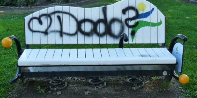 Unsinniger Vandalismus: So fanden Mitarbeiter der Verwaltung am Montag die AllaHopp-Bank vor. Foto: oh