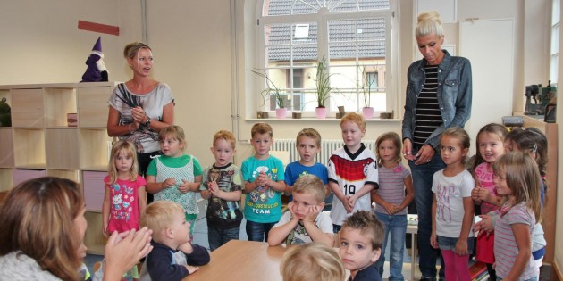 Das Alte Rathaus ist nun Kindergarten. Die Gäste waren vom Willkommenslied der Kinder begeistert. Foto: Hannelore Nowacki