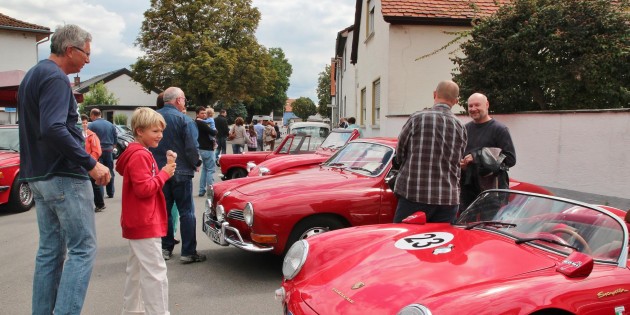 Bei der Kerwe in der Ortsmitte wird an der Weinlaube gefeiert und auf den Straßen gibt es am Sonntag viel zu sehen und zu bewundern – Oldtimer aller Klassen kommen aus der Region und von weit her. Archivfoto: Hannelore Nowacki