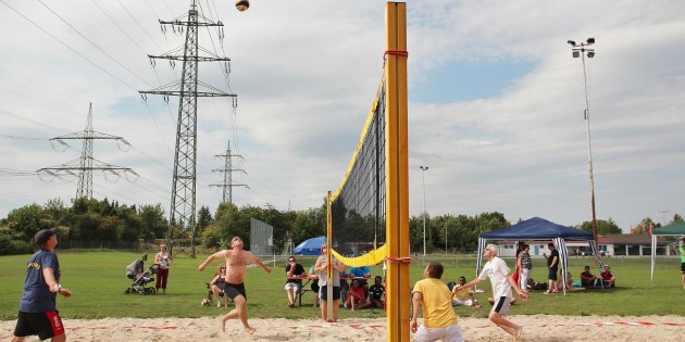 Energiegeladen trieben die Mannschaften den Ball über das Netz, manchmal ging es zunächst hoch hinaus. Foto: Hannelore Nowacki