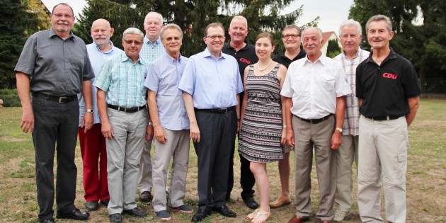 Zum CDU-Sommerfest in Hofheim war Staatssekretär Thomas Metz (Mitte) aus Wiesbaden gekommen, wie auch Walter Wiedemann (2. von links vorne), Erster Stadtrat, aus Bürstadt.  Foto: Hannelore Nowacki