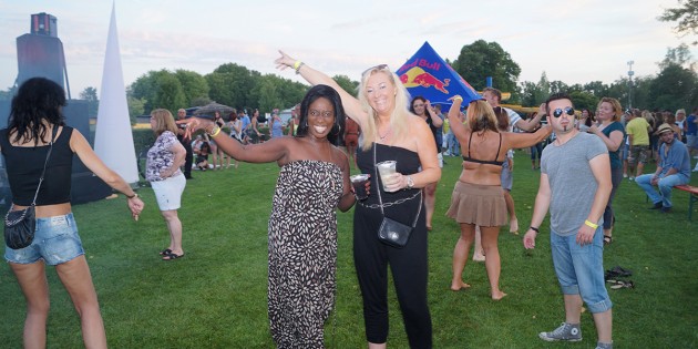 Vanessa und Manuela feierten kräftig mit beim Open-Air-Festival am Lampertheimer Badesee und tanzten bis in die späten Abendstunden. Foto: Sigrid Samson