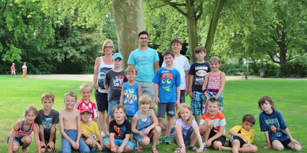 Spielen und Bewegung im Bürgerhauspark stand am Dienstag bei den Ferienspielen auf dem Programm. Zur Freude von Sandra Beilstein, Leiterin der Schülerbetreuung „Bärenhöhle“ (hinten links), ist FSJ-Mitarbeiter Tassilo Ochsenschläger (hinten Mitte) schon  voll einsatzfähig.  Foto: Hannelore Nowacki