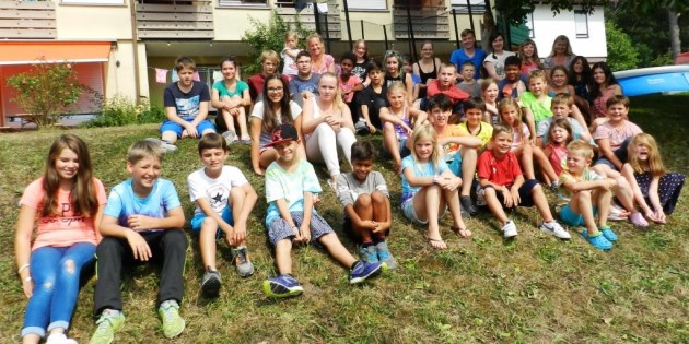 Die Feriengruppe vor dem Haus „Talblick“ in Sulz-Bergfelden. Foto: ehr