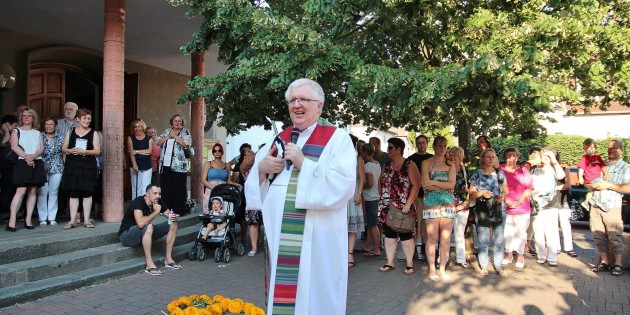 Eine große Geburtstagsgesellschaft hatte sich vor der Pfarrkirche St. Michael versammelt, um mit Pfarrer Peter Kern zu feiern. Foto: Hannelore Nowacki