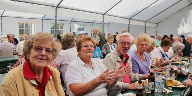 Mit Musik machte das Feiern Spaß. Hoch im Kurs stand auch die Tischunterhaltung. Foto: Hannelore Nowacki