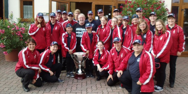 Posierte mit dem Eishockey-Meister-Pokal der Adler Mannheim: Der Feuerwehrmusikzug Bürstadt/Hofheim. Foto: oh