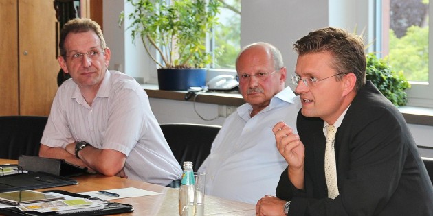 Auf Einladung der Agenda-Arbeitsgruppe „Aktive Bürgerbeteiligung“ mit den Sprechern Wolfgang Fritsch (links) und Bernd Ritter  nahm der Erste Stadtrat Jens Klingler Stellung zu zahlreichen Fragen und Anregungen. Foto: Hannelore Nowacki