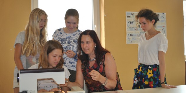 Mit Interesse und motiviert verfolgten die Teilnehmerinnen des Näh-Workshops die Einführung durch Nadja Kruhmann. Foto: Benjamin Kloos