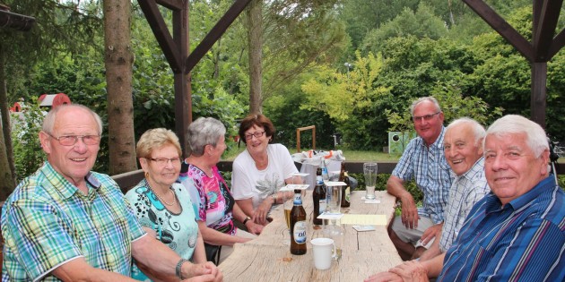 Das Pappelfest beim Odenwaldklub ist ein Ereignis mit geräucherter Forelle und gemütlicher Unterhaltung – zu Mittag gut gegessen, die Stimmung ist bestens. Foto: Hannelore Nowacki