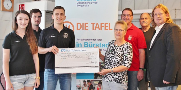 „Die Spende ist bei uns gut aufgehoben“, sagte Irene Finger vom Diakonischen Werk. Pfarrer Dirk Greverus (rechts) hatte den 300-Euro-Scheck mitgebracht. Foto: Hannelore Nowacki