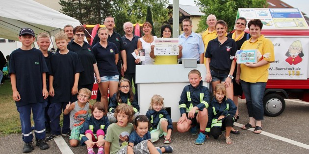 Eine Delegation der Bürstädter Theatergruppe „Die Sainäwwel“ unter Führung der 1. Vorsitzenden Gabi Schäfer Bauer überbrachte zwei Spenden – die Kinderfeuerwehr erhielt 300 Euro zur freien Verwendung, der Verein „Paulinchen“, eine Initiative für brandverletzte Kinder, wurde mit 250 Euro bedacht. Dr. Bettina Lange, Mitglied des Vereins und Leiterin des Schwerbrandverletztenzentrums für Kinder und Jugendliche an der Universitätsklinik Mannheim nahm die Spende entgegen. Der 1993 von betroffenen Müttern gegründete Verein berät Familien nach Verbrennungs- und Verbrühungsunfällen ihrer Kinder und hilft bei  Problemen in der Rehabilitationszeit. Auch sei der Verein  in der Prävention aktiv, um über die Unfallursachen aufzuklären, erklärte Lange in ihren Dankesworten und betonte, dass diese Aktivitäten ohne Ehrenamtliche und Spenden gar nicht möglich seien. Foto: Hannelore Nowacki