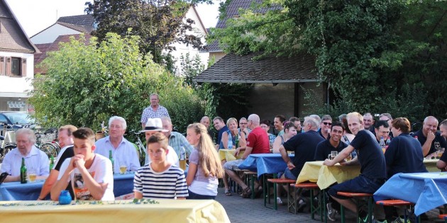 Der Ehrenamtstag der Gemeinde Groß-Rohrheim fand bei schönstem Sommerwetter im romantischen Innenhof hinter dem Rathaus statt. Bürgermeister Rainer Bersch hielt eine kurze Ansprache. Foto: Hannelore Nowacki