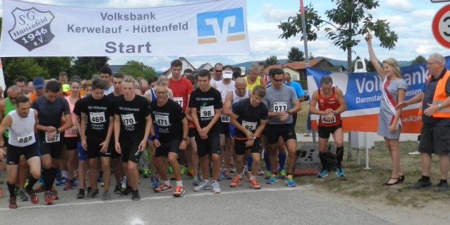 Sparglkönigin Elena I. gab den Startschuss für den diesjährigen Hüttenfelder Kerwelauf – hier bei den 10.000 Metern der Männer. Foto: ehr