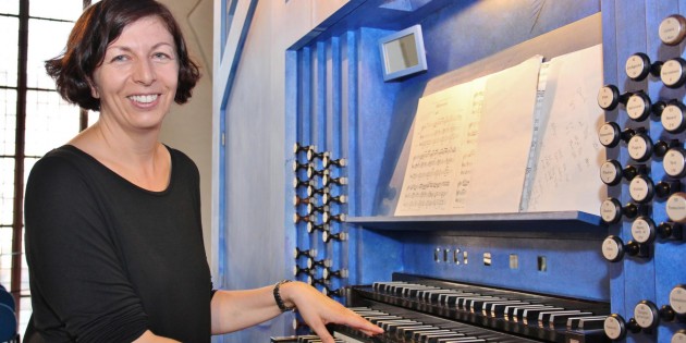 Organistin Heike Ittmann hatte zum Auftakt des 11. Lampertheimer Orgelsommers mit dem Thema „Tanz“ ein ganz besonderes Konzert geboten – ein Gesamtkunstwerk mit Orgel, Tanz und Werken der Bildenden Künste. Foto: Hannelore Nowacki