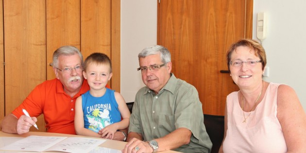 Otmar Höhn (mit Enkel Phil) freut sich auf seine neue ehrenamtliche Aufgabe mit den Kindern der „Villa Kunterbunt“. Erster Stadt Walter Wiedemann und Annette Klein, Leiterin der Kindertagesstätte, freuen sich, einen kompetenten und motivierten Unterstützer  gefunden zu haben. Foto: Hannelore Nowacki