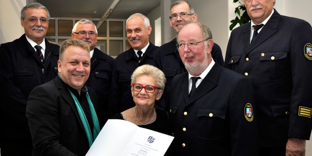 Kreisbeigeordneter Matthias Schimpf (vorne links) überreichte Kreisbrandmeister Ernst Männl (vorne rechts) die Urkunde zur Entlassung aus dem Ehrenbeamtenverhältnis. Foto: oh