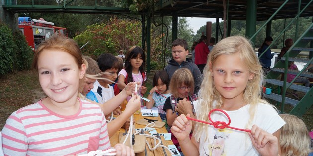 Unter Anleitung von Ursula und Werner Reuters vom Fährverein Nibelungenland probierten sich die Kinder aus, verschiedene Seemannsknoten anzufertigen. Stolz wurden anschließend die Ergebnisse präsentiert. Foto: Sigrid Samson