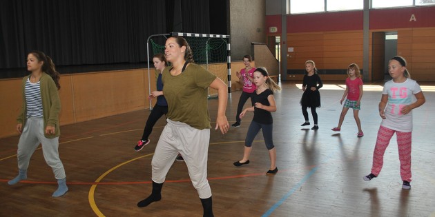 Intensives Tanztraining: Gespannt aber vor allen interessiert verfolgten die Teilnehmerinnen des Jazz- und Modern Dance-Workshops die Anleitungen von Lisa Ritzert und Malin Kunzmann. Foto: Benjamin Kloos