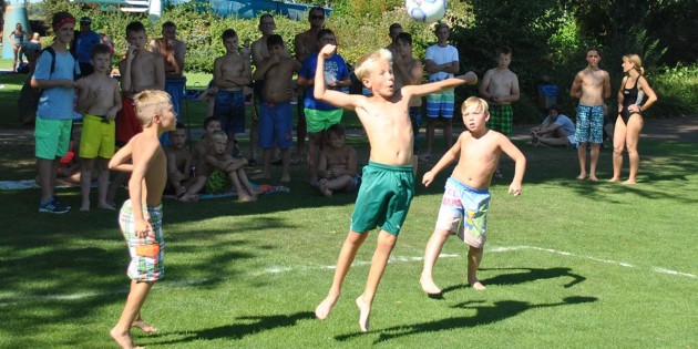 Voller Körpereinsatz: Beim Fußballtennis im Waldschwimmbad zeigten die jungen Nachwuchskicker ihr Können am und mit dem Ball. Foto: Benjamin Kloos