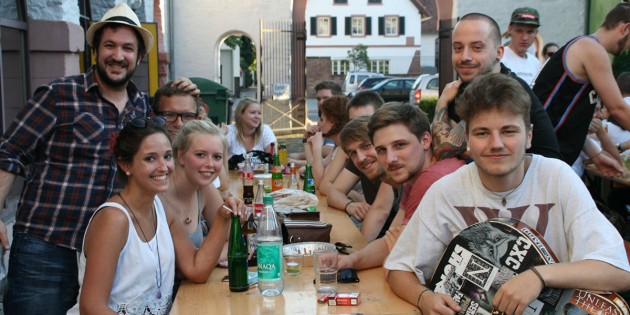 Erst grillen, dann jammen: die Bandmitglieder von „Bury my Regrets“ und „Chasing Whisper“ hatten selbstverständlich ihre Gitarren dabei. Foto: Eva Wiegand
