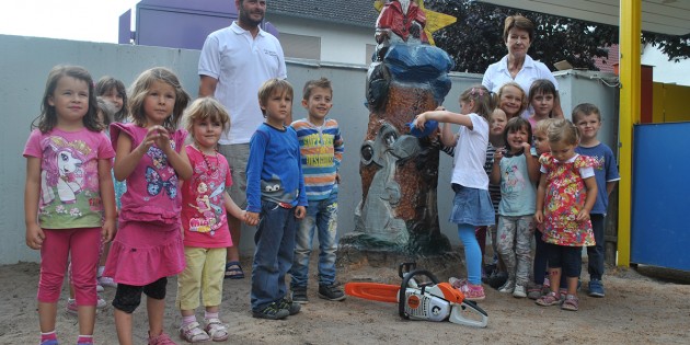 Unter großer Freude der KIta-Kinder taufte Sarah das symbolträchtige Kunstwerk im Eingangsbereich der Kita Am Graben auf den Namen „Sims”. Foto: Benjamin Kloos