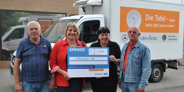 Christine Feldhofen-Heider (2.v.l.) überreichte der Lampertheimer Tafel einen Scheck in Höhe von 250 Euro – sehr zur Freude der beiden Tafel-Fahrer Helmut Wittner (l.) und Josef Jamer (r.) sowie Isabelle Moeller-Dutoit, zuständig für Koordination und Logistik (2.v.r.). Foto: Benjamin Kloos