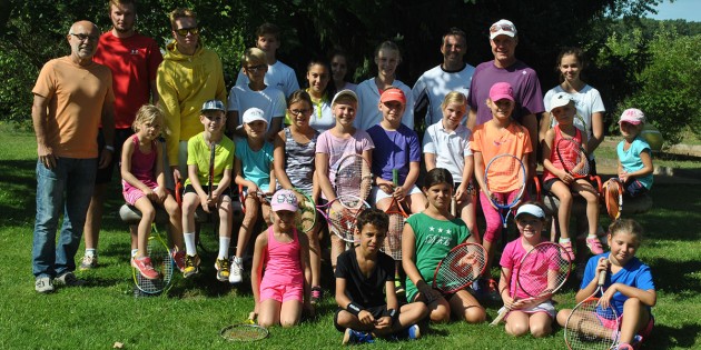 Begeisterte Tennisspieler: Die Teilnehmer der Tennisintensivwoche auf dem Gelände des TC Rot-Weiss Lampertheim.  Foto: Benjamin Kloos