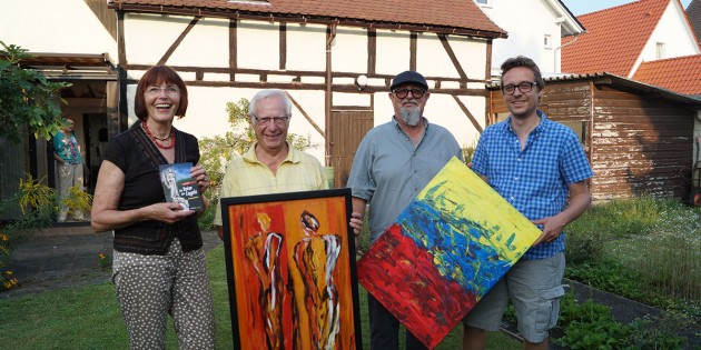 Autorin Lilo Beil, Künstler Jürgen Richter und Volker Chap Neußer sowie Musiker Tobias Possert freuen sich bereits auf das Veranstaltungswochenende des Offenen Ateliers in Lampertheim im September und versprechen den Gästen Kunst-, Musik- und Gaumengenüsse vom Feinsten (v.l.). Foto: Sigrid Samson