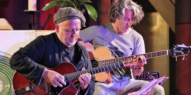 Gitarrist Ali Neander und Thore Benz am E-Bass unterhielten das Publikum mit atmosphärisch dichten Klangfarben. Foto: Hannelore Nowacki