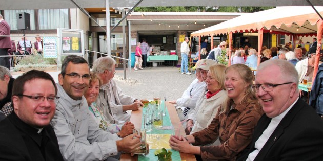 Pfarrer Peter Kern (r.) und der neue Kaplan Kai Wornath (l.) genossen die fröhliche Atmosphäre des Pfarrfestes. Foto: Hannelore Nowacki