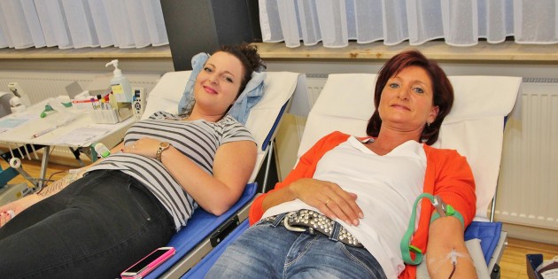 Jennifer Bauer (links) ist gerade bei ihrer 11. Blutspende, Alexandra Held kommt sogar schon auf 29 Blutspenden. Während ein halber Liter Blut fließt, kann man ganz entspannt liegen und gute Laune haben. Für kranke Menschen ist das Blut lebenswichtig, auch Unfallopfer können so gerettet werden. Foto: Hannelore Nowacki