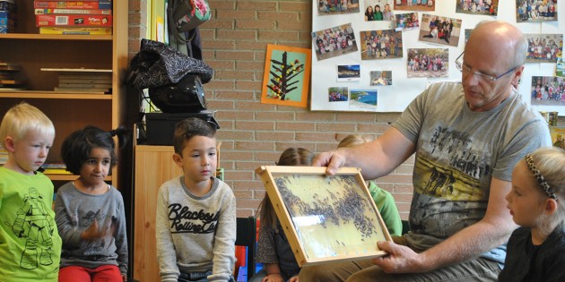 Begeistert und interessiert verfolgen die Kinder in der Kita Europaring die Ausführungen von Imker Gerhard Wiegand rund um die Bienen. Foto: Benjamin Kloos