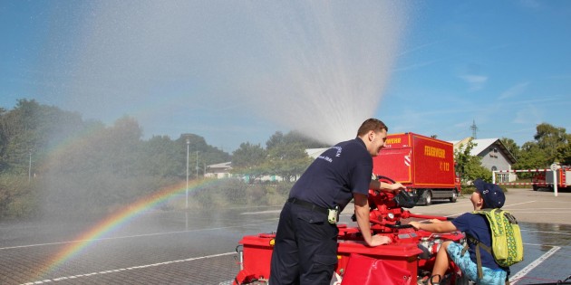 Bei der Hitze am Samstag war dieses nasse Spiel beliebt. Der Wasserwerfer der Feuerwehr erwies sich zudem als Regenbogen-Zauberer. Foto: Hannelore Nowacki