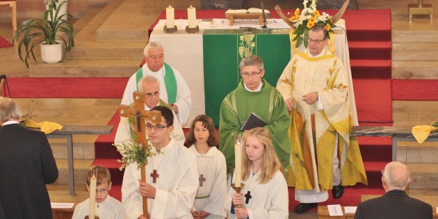 Nach dem Festgottesdienst der feierliche Auszug. Jubilar Geistlicher Rat Pfarrer i. R. Bardo Stumpf (hinten) hatte die Eucharistiefeier zelebriert. Foto: Hannelore Nowacki