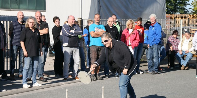 Am Sonntagmorgen ging es auf dem HCV-Weinfest bei den fünften Stadtmeisterschaften im Asphaltstockschießen sportlich zu. Foto: Eva Wiegand