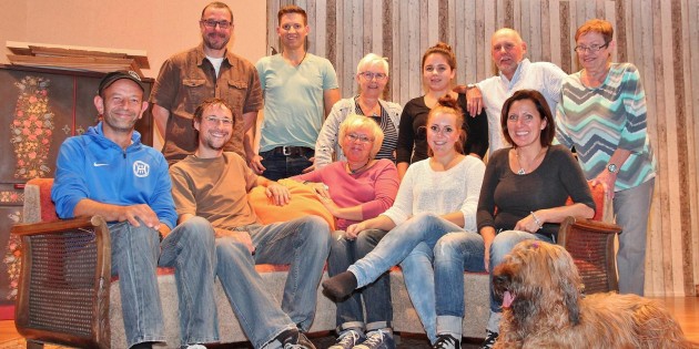 Noch ist das Bühnenbild weitgehend Geheimsache. Das Schauspielerteam der „Krautstorze“ freut sich auf die Vorstellungen, die das Publikum zum Lachen bringen sollen. Die Darsteller sind Armin Tremmel (Kalle), Marc Ofenloch (Kalle), Ute Timme (Wilfriede Schwartz, Batschis herrschsüchtige Nichte, Jürgen Hofmeister (Götz Schwartz, Ehemann von Wilfriede), Christian Jänchen (Schorsch Ofenloch, Wilfriedes Bruder), Miriam Gorniotzek (Monique Ofenloch, seine französische Gattin), Petra Bickelhaupt (Frau Doktor Clementine Geistreich) und Theresa Scherer (Hanni Gimbel, junge Sparkassenangestellte). Weitere Aktive wirken hinter der Bühne. Foto: Hannelore Nowacki