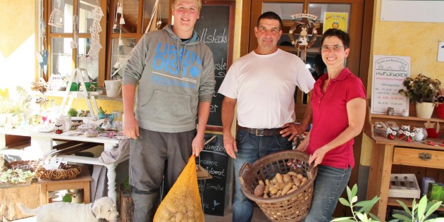 Auf dem Hof von Dagmar und Siegbert Ochsenschläger hat Lukas Mett aus Hofheim viele Möglichkeiten die Landwirtschaft und Natur kennenzulernen. Abwechslungsreich ist die Arbeit, aber auch nicht ganz leicht. Foto: Hannelore Nowacki