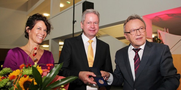 Landrat Matthias Wilkes wurde vom hessischen Landkreistag mit Urkunde und Medaille geehrt. Auch überreichte der Vorsitzende Erich Pipa eine besondere Münze als Geschenk, den Kinzigtaler. Foto: Hannelore Nowacki