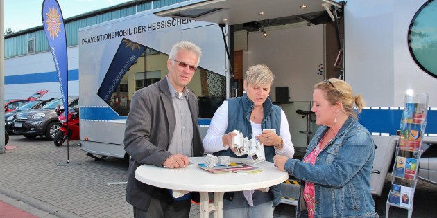 Das Präventionsmobil des Polizeipräsidiums Südhessen war an beiden Messetagen in Bürstadt gut besucht. Foto: Hannelore Nowacki