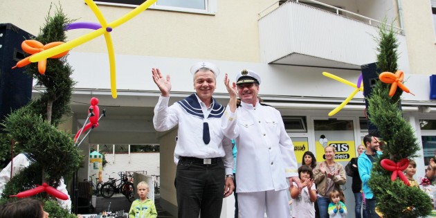 Bürgermeister Gottfried Störmer (links) und Kurt Oberfeld, als Kapitän des Traumschiffs, blickten bei ihren Ansprachen auf eine große Zuschauerrunde.  Foto: Hannelore Nowacki
