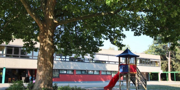 Auf dem Schulhof der Astrid-Lindgren-Schule ist wenig geboten. Mehr Bewegungsmöglichkeiten soll es nach dem Wunsch von Elternbeirat und Förderverein zukünftig geben. Foto: Hannelore Nowacki
