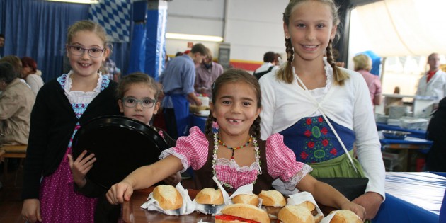 Schon die Kleinsten des Vereins packten mit an und brachten die Fischbrötchen unter die Oktoberfestbesucher.  Foto: Eva Wiegand