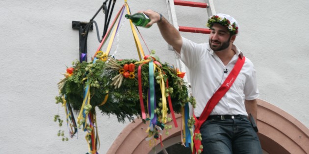 Kerbevadder Florian Herzog ließ im vergangenen Jahr nichts unkommentiert und gab einige lustige Geschichten zum Besten, bevor er den Kerbekranz taufte. Diese Tradition findet selbstverständlich auch 2015 ihre Fortsetzung. Archivfoto: Eva Wiegand